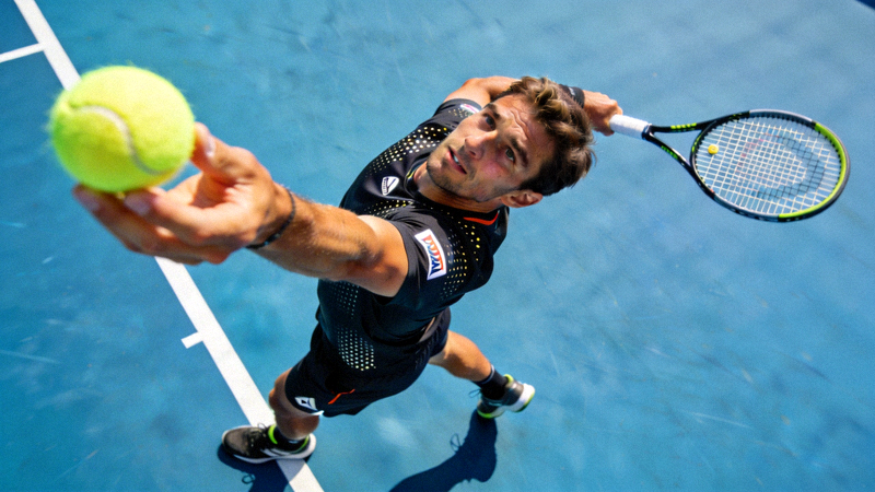 网球运动员在赛场上发球的专业动作特写