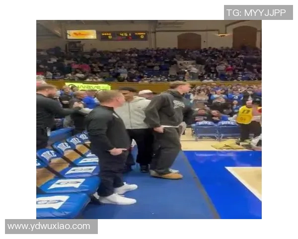 弗拉格确定将缺席明天比赛，已脱下保护靴进行跑动训练